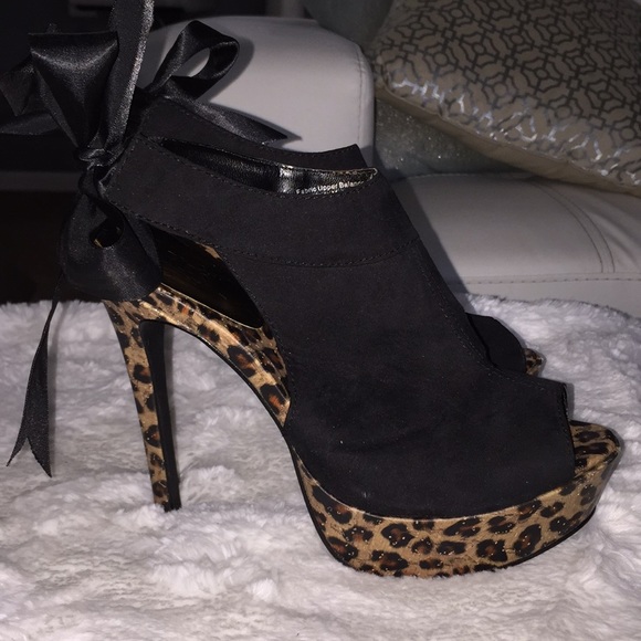 Carlos Santana cheetah peep toe heel - Picture 2 of 3